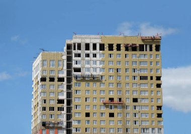 Üzerinde mavi gökyüzü bulutlar açık manzaralı daire bina cephe yeni modern kentsel evde yalıtımı montaj işlemi kapat