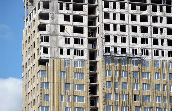 Process Mounting Insulation Apartment Building Facade Unfinished Modern Urban House — Stock Photo, Image