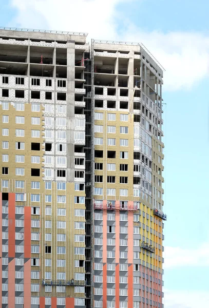 Montage Van Isolatie Afwerking Flatgebouw Gevel Nieuwe Moderne Stedelijke Huis — Stockfoto