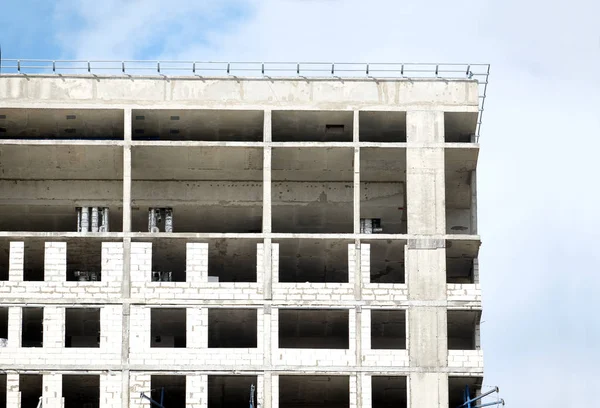 Edificio Apartamentos Moderno Gran Altura Con Techo Plano Áticos Sobre —  Fotos de Stock