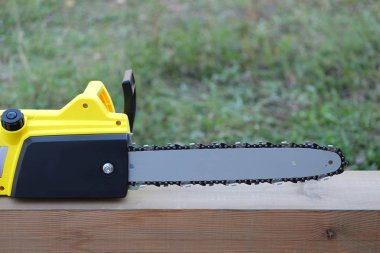 Yeni keskin siyah ve sarı elektrik kahverengi ahşap inat iş açık havada yan görünüm portre için hazır gördüm