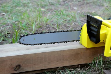 Yeni keskin siyah ve sarı elektrik kahverengi ahşap inat iş açık havada yan görünüm portre için hazır gördüm