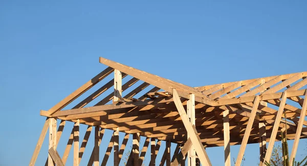 Processo Casa Carcassa Legno Montaggio Ubder Chiaro Cielo Azzurro Vista — Foto Stock