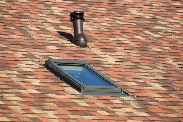 Dach Okna Dachowe Mansardowe Rury Wentylacyjne Ventiduct Okno Gonty Dachu — Zdjęcie stockowe