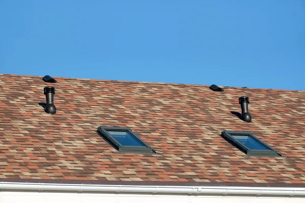 Dakvensters Ventilatie Buizen Residencieel Huis Dak Bedekt Met Zachte Gordelroos — Stockfoto