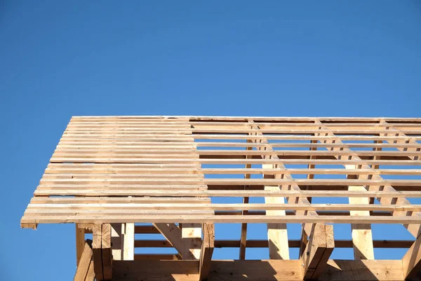 Processo Casa Carcassa Legno Montaggio Ubder Chiaro Cielo Azzurro Vista — Foto Stock