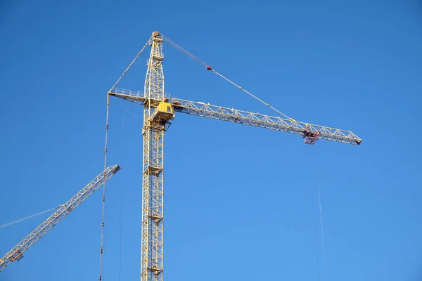 Big Yellow Construction Tower Crane Clear Blue Background Sky Horizontal — Stock Photo, Image