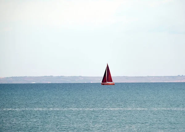 Paysage Avec Yacht Haute Voile Rouge Flotte Dans Mer Eau — Photo