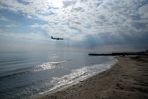 Морской Пейзаж Пассажирским Самолетом Летящим Над Морем Вид Песчаного Пляжа — стоковое фото