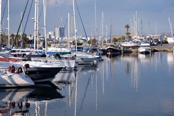 Estacionamiento Yates Marinos Apretado Aguas Tranquilas Brillante Día Verano Con —  Fotos de Stock