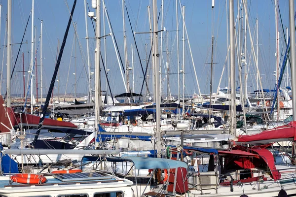 Yates Mar Denso Aparcamiento Agua Marina Tranquila Día Verano Brillante —  Fotos de Stock