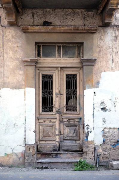 Puerta Cerrada Con Cerradura Cadena Piedra Vieja Edificio Inhabitable Mal —  Fotos de Stock