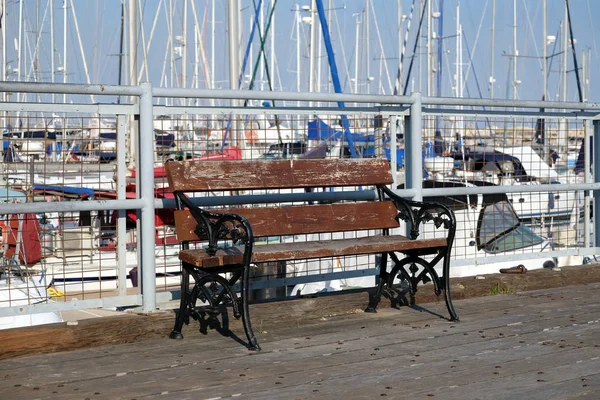 Lavička Molu Kde Moře Jachty Husté Parkování Klidu Marina Vody — Stock fotografie