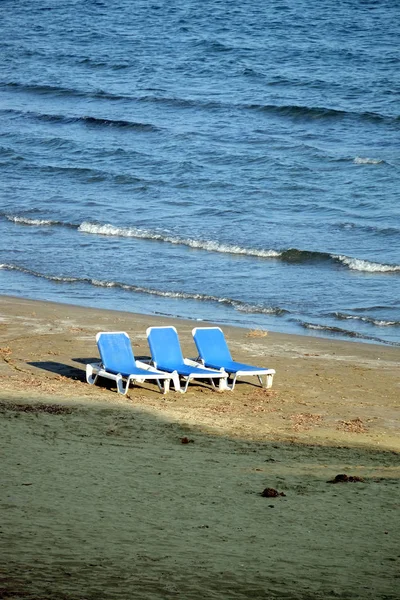 Temporada Baixa Praia Areia Vazia Com Três Espreguiçadeiras Plástico Branco — Fotografia de Stock