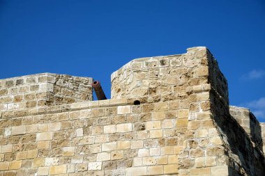 Eski kumlu kireçtaşı ve topu masmavi gökyüzünü iyon güneşli gün altında üstte antik kale duvarından üst bölümünde