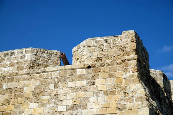 Övre Delen Antika Castle Wall Från Gamla Sandig Kalksten Och — Stockfoto