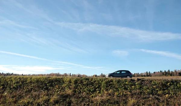 Kleiner Grauer Pkw Hielt Auf Direkter Landstraße Herrlicher Herbstlandschaft Bei — Stockfoto