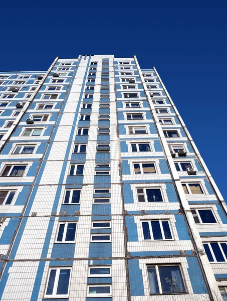 Facade High Modern Blue White Residential Building Cloudless Blue Sky — Stok fotoğraf