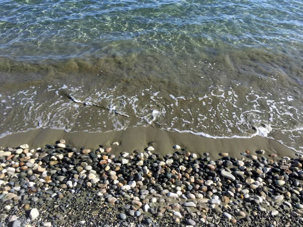 Морський Пейзаж Прозорими Спокійними Морськими Хвилями Біля Кам Яного Морського — стокове фото