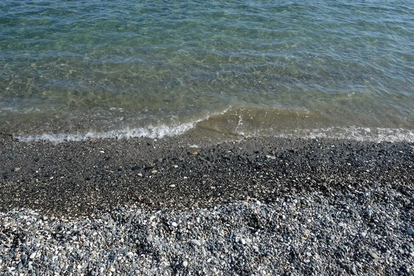 Meereslandschaft Mit Klaren Ruhigen Meereswellen Der Nähe Des Steinstrands Einem — Stockfoto