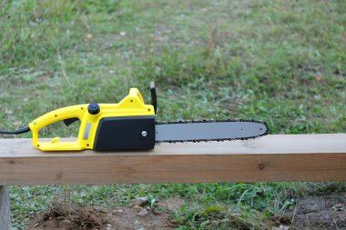 Yeni siyah ve sarı elektrik kahverengi ahşap inat iş açık havada closeup görünümü için hazır gördüm