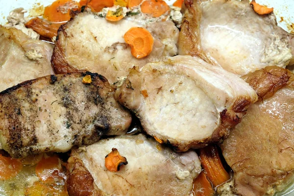 Appetitliche Gebratene Schweinefleischstücke Mit Karotten Von Oben Nahaufnahme — Stockfoto