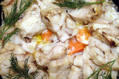 Havuç ve arka plan üstten görünüm portre olarak dereotu ile yağda pişmiş beyaz balık fileto