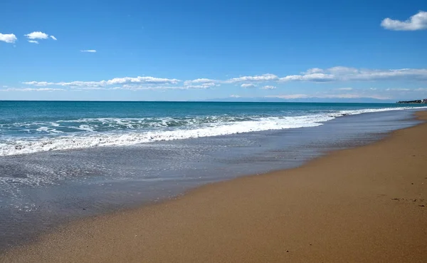 Beautiful Landscape Sea Surf Waves Foam Runs Long Coast Empty — Stock Photo, Image