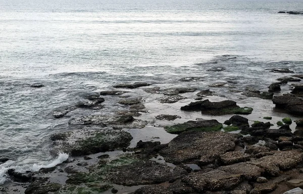 Calma Paesaggio Marino Con Mare Surf Pietre Costiere Tempo Nuvoloso — Foto Stock