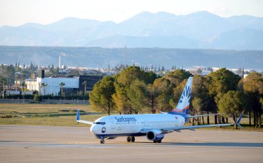 Antalya, Türkiye - 28 Şubat 2019: dağlar önce Antalya uluslararası ev havaalanına indi kadar akşamları yolcu süpersonik uçak Boeing-737-800 arası Sunexpress Havayolları