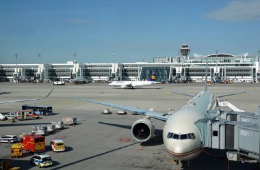 Münih, Almanya - 14 Mayıs 2019: Güneşli güneşli bir günde uçaklarla Münih uluslararası havaalanı toprakları