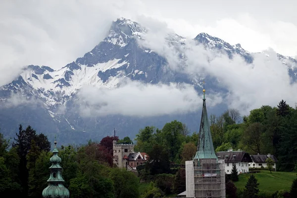 Wunderschöne Landschaft Mit Hohen Unzugänglichen Schneebergen Und Alpinen Wäldern Nebel — Stockfoto