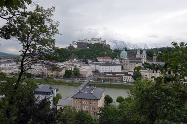 Bulutlu günde Capuciner dağından Festung dağ manzaralı Salzburg eski kent ve Hohensalzburg Kalesi