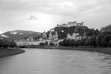 Manzara, Salzburg Festung dağda Hohensalzburg kale ile, Avusturya. Bulutlu hava siyah beyaz fotoğraf Salzach nehrinden görünüm