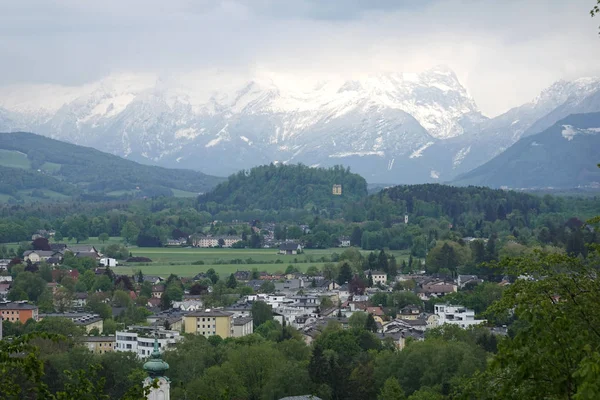 Wunderschöne Naturlandschaft Mit Hohen Unzugänglichen Schneebergen Und Alpinen Wäldern Weit — Stockfoto