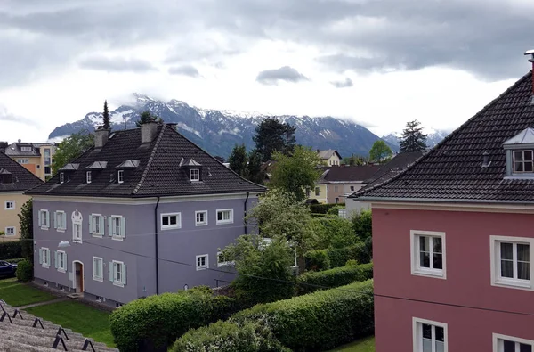 Schöne Landschaft Mit Gepflegten Stadthäusern Und Hohen Unzugänglichen Schneebergen Weit — Stockfoto
