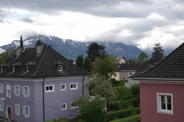 Schöne Landschaft Mit Gepflegten Stadthäusern Und Hohen Unzugänglichen Schneealpen Berge — Stockfoto