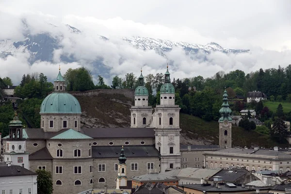 Salzburg Gamla Stan Och Visa Hög Otillgängliga Snöberg Och Alpina — Stockfoto