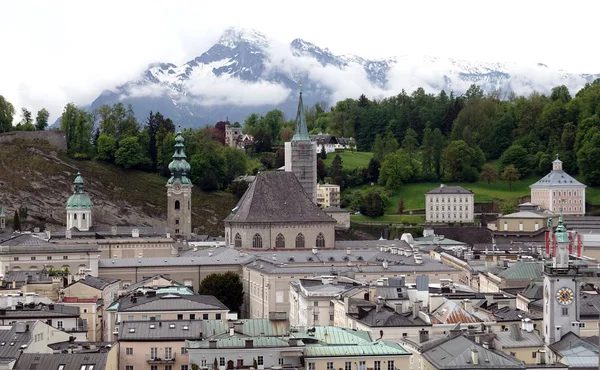 Salzburger Altstadt Mit Dicht Stehenden Gebäuden Und Blick Auf Hohe — Stockfoto