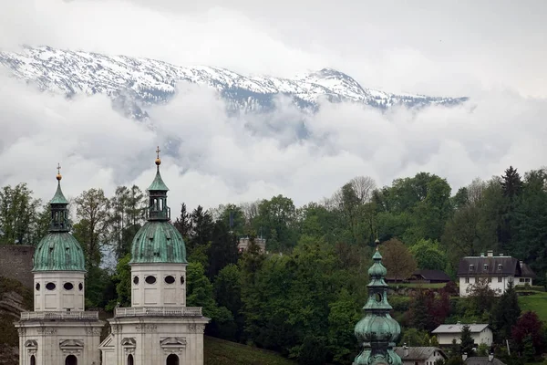 Salzburg Gamla Stan Och Visa Hög Otillgängliga Snöberg Och Alpina — Stockfoto