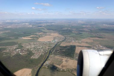 Parlak güneşli bir günde uçan uçağın penceresinden kırsal Avrupa manzara görünümü
