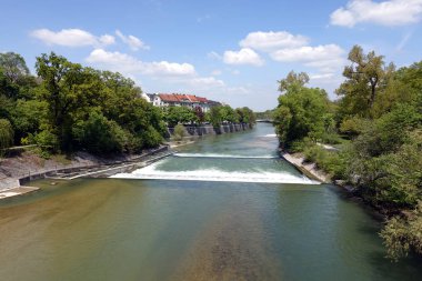 Güneşli bahar gününde Münih şehrinin orta kesiminde taş dolgu ile kenarlı rapids ile Izar nehri ile güzel manzara