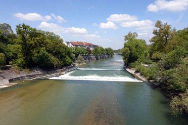 Güneşli bahar gününde Münih şehrinin orta kesiminde taş dolgu ile kenarlı rapids ile Izar nehri ile güzel manzara
