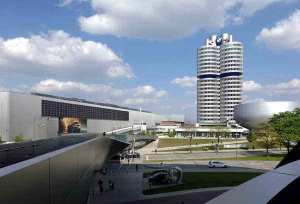 ミュンヘン ドイツ 2019年5月1日 晴れた日にバイエルン州ミュンヘンのBmw博物館と本社の建物 — ストック写真