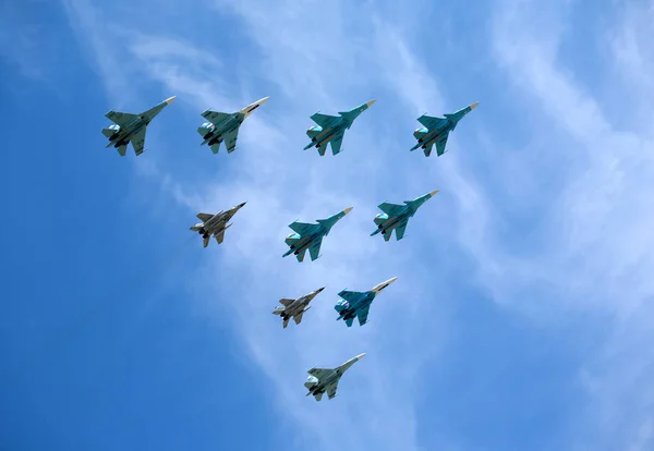 モスクワ 5月9日 ロシア軍の航空機戦闘機Su 27とMig 29は モスクワで2015年5月9日に青空に対して飛行 — ストック写真