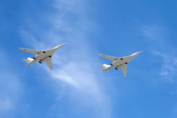 Moskva Květen Bílé Labutě Dva Ruské Vojenské Letecké Letadla Superzvukové — Stock fotografie