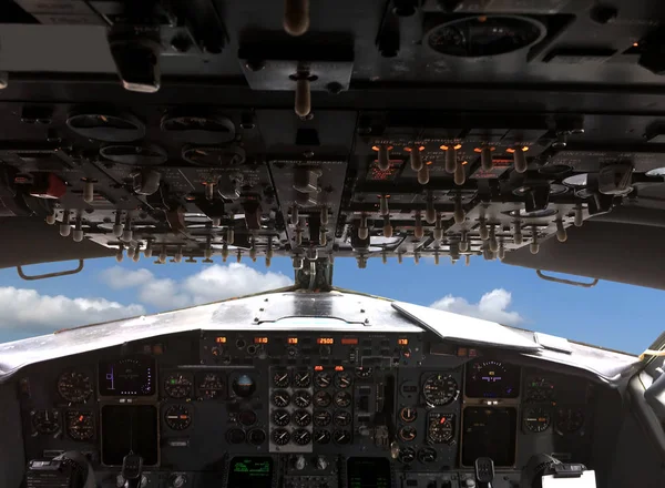 Flugzeug Fliegt Über Weißen Wolken Blauen Himmel Blick Aus Der — Stockfoto