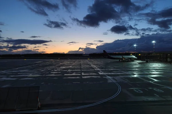 Beautiful Colorful Sunset Airport Area Lighting Evening Dark Clouds Horizon — Stock Photo, Image