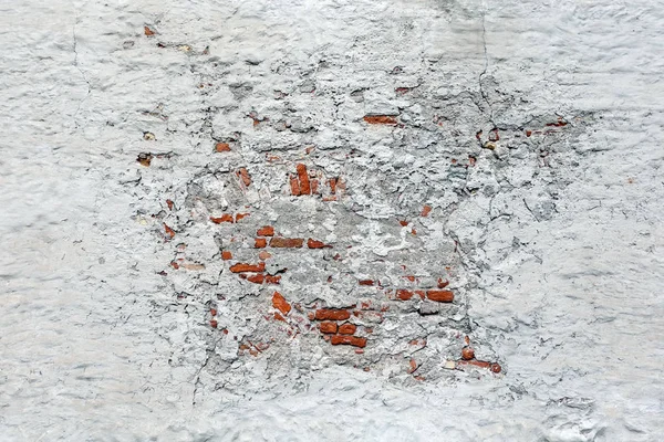 概念的な背景の正面図水平として中央に損傷を受けた白い石膏で覆われた古いヴィンテージ赤レンガの壁 — ストック写真