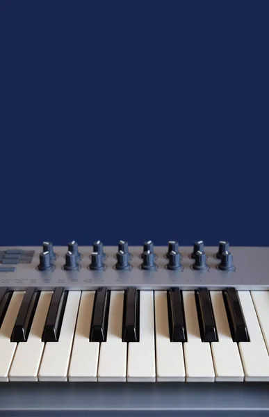 Electronic Synthesizer Keyboard Many Control Knobs Blue Background Free Space — Stock Photo, Image